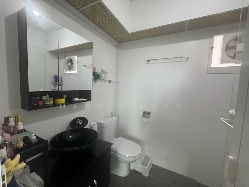 449B Bukit Batok West Avenue 9 HDB Flat For Sale at S$ 728,888 | PropertyGuru Singapore - Bathroom