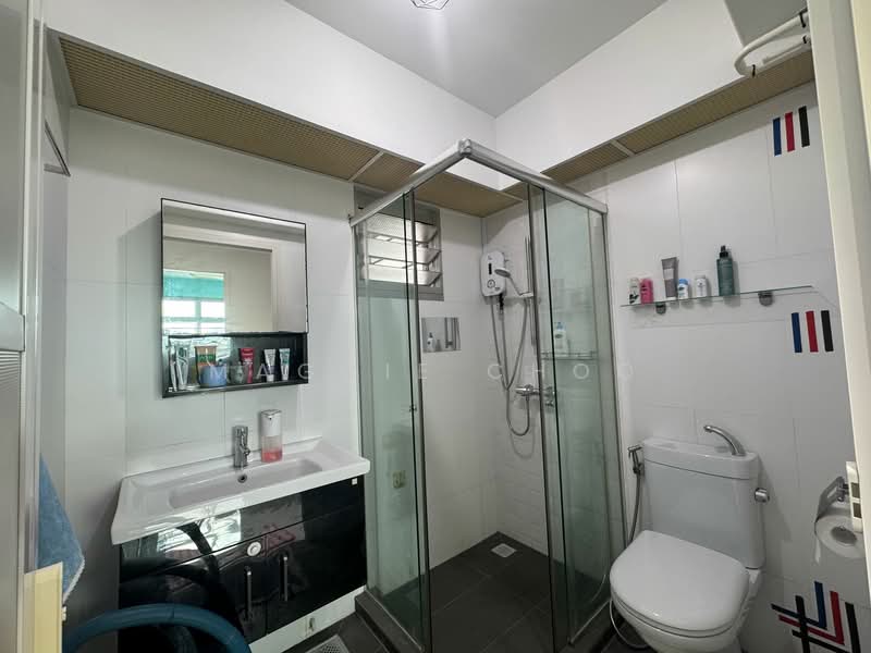 449B Bukit Batok West Avenue 9 HDB Flat For Sale at S$ 728,888 | PropertyGuru Singapore - Bathroom