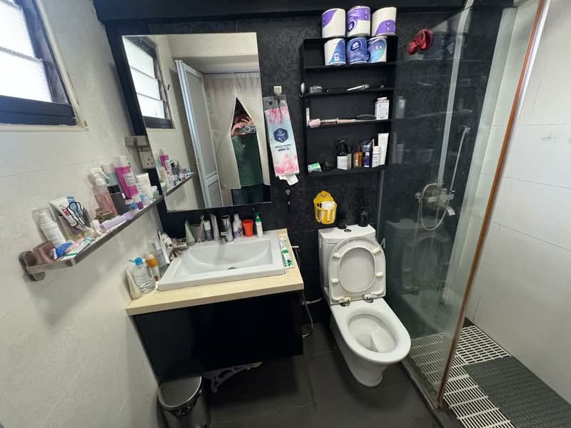 671B Klang Lane HDB Flat For Sale at S$ 820,000 | PropertyGuru Singapore - Bathroom