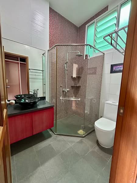 Sembawang Hills Estate, Sembawang Hills Drive, 6 Bedrooms, 4,582 sqft, Terraced House For Sale, by Bryan Leow, 500085666 - Bathroom - PropertyGuru.com.sg