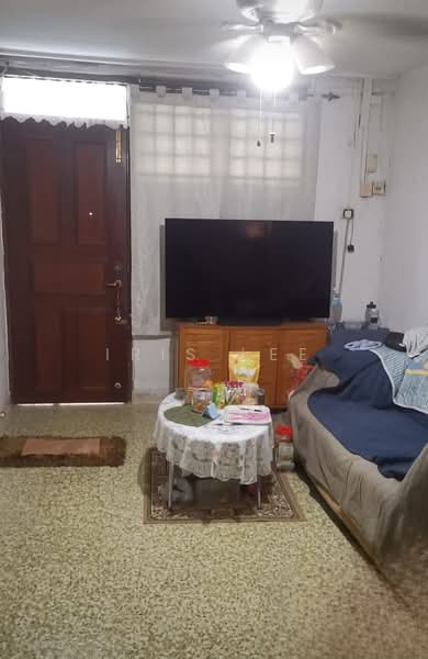 123 Lorong 1 Toa Payoh HDB Flat For Sale at S$ 399,000 | PropertyGuru Singapore - Living Room