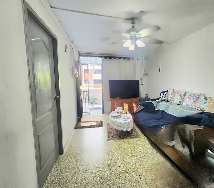 123 Lorong 1 Toa Payoh, 123 Lorong 1 Toa Payoh, 3 Bedrooms, 721 sqft, HDB Flat For Sale, by Iris Lee, 500085676 - Living Room - PropertyGuru.com.sg