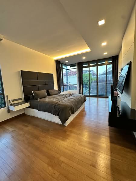 Modern 3 storey Semi D at Serangoon garden for sale Semi-Detached House For Sale at S$ 7,250,000 | PropertyGuru Singapore - Master en-suite