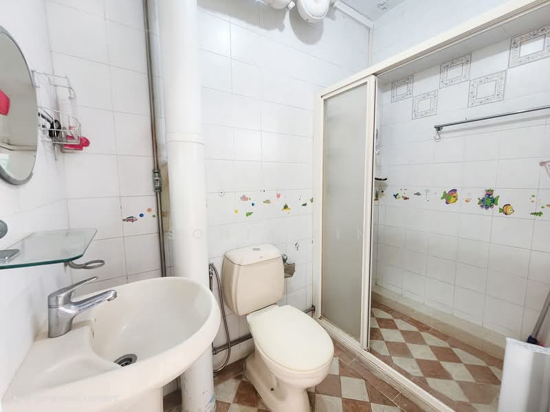 837 Hougang Central HDB Flat For Sale at S$ 828,000 | PropertyGuru Singapore - Bathroom