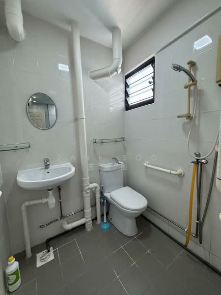 222 Serangoon Avenue 4, 222 Serangoon Avenue 4, 2 Bedrooms, 721 sqft, HDB Flat For Rent, by Zane Soo 苏昱能, 500085743 - Master Bathroom - PropertyGuru.com.sg