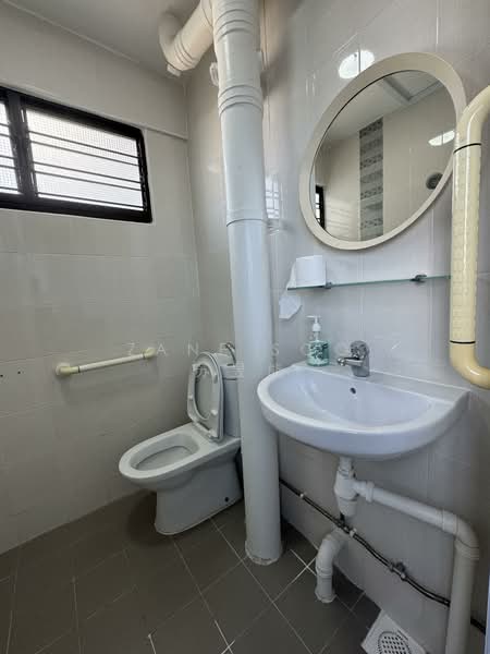 222 Serangoon Avenue 4, 222 Serangoon Avenue 4, 2 Bedrooms, 721 sqft, HDB Flat For Rent, by Zane Soo 苏昱能, 500085743 - Common Bathroom - PropertyGuru.com.sg