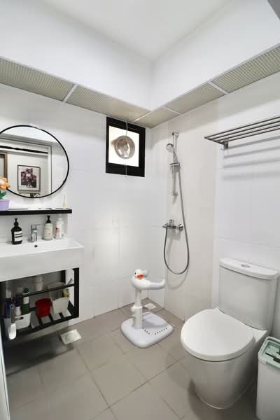 464B Bukit Batok West Avenue 8 HDB Flat For Sale at S$ 660,000 | PropertyGuru Singapore - Bathroom