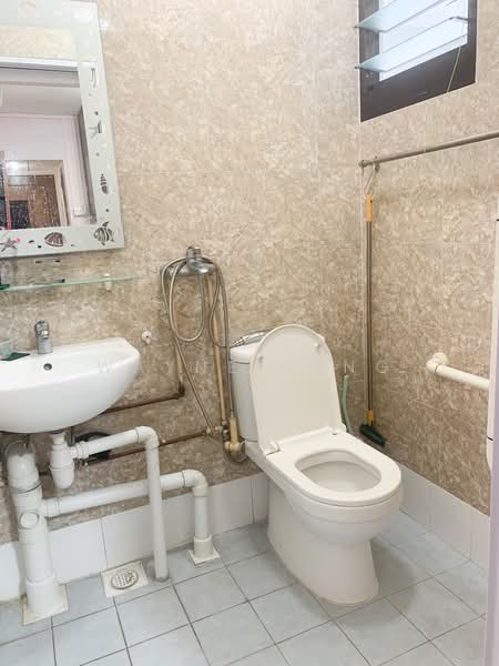 545 Bedok North Street 3 HDB Flat For Sale at S$ 428,888 | PropertyGuru Singapore - Master Bathroom