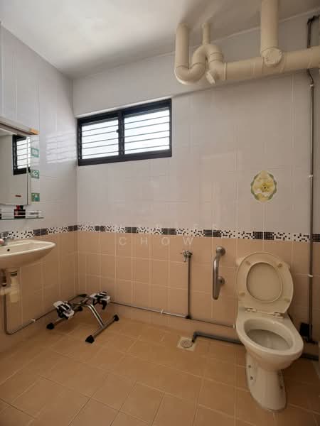 926 Tampines Street 91 HDB Flat For Sale at S$ 790,000 | PropertyGuru Singapore - Bathroom