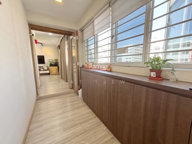 760 Jurong West Street 74 HDB Flat For Sale at S$ 828,000 | PropertyGuru Singapore - Corridor