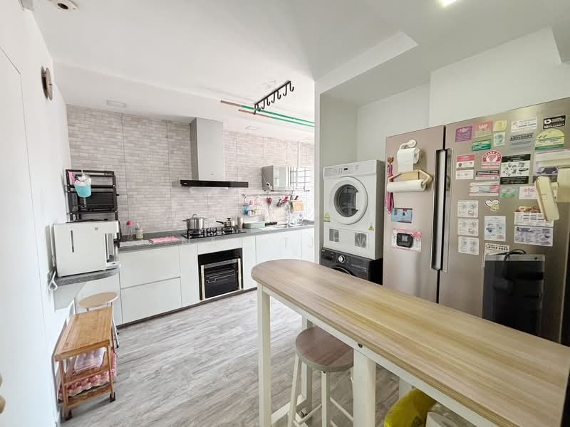 760 Jurong West Street 74 HDB Flat For Sale at S$ 828,000 | PropertyGuru Singapore - Kitchen