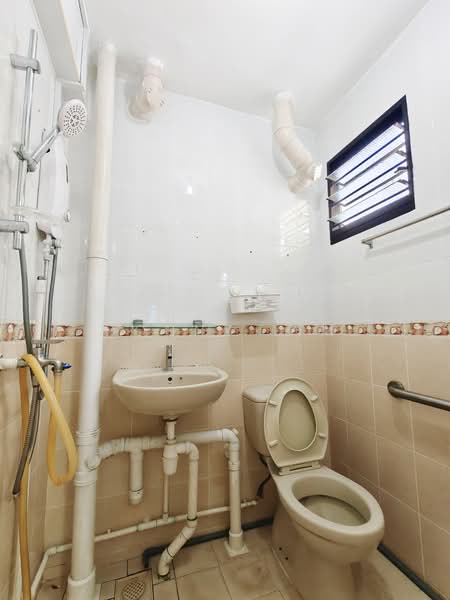 554 Bedok North Street 3 HDB Flat For Sale at S$ 498,000 | PropertyGuru Singapore - Bathroom