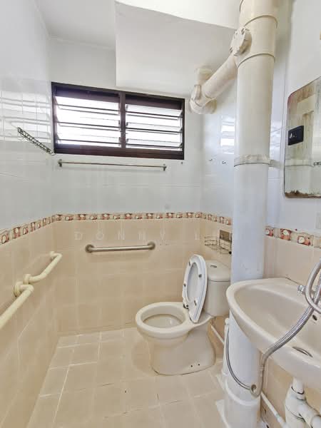 554 Bedok North Street 3 HDB Flat For Sale at S$ 498,000 | PropertyGuru Singapore - Bathroom