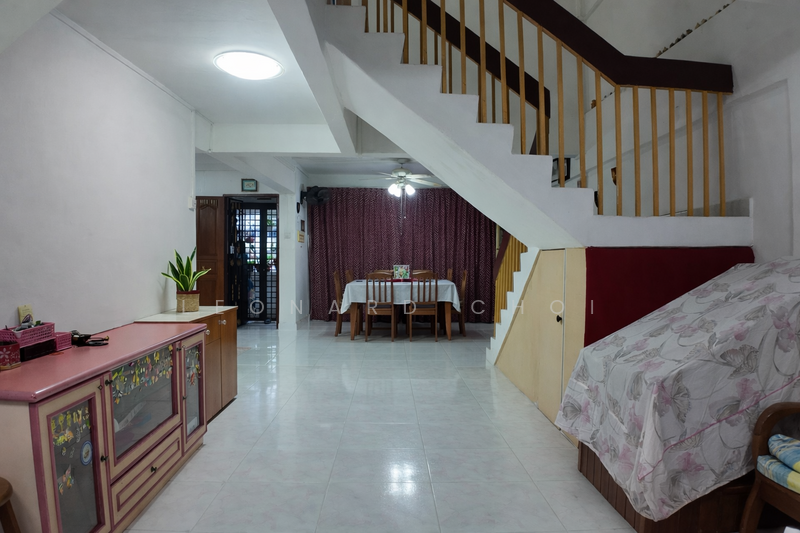 556 Jurong West Street 42 HDB Flat For Sale at S$ 718,000 | PropertyGuru Singapore - Living Room