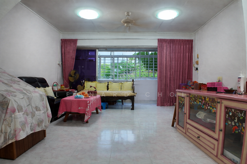 556 Jurong West Street 42 HDB Flat For Sale at S$ 718,000 | PropertyGuru Singapore - Living Room