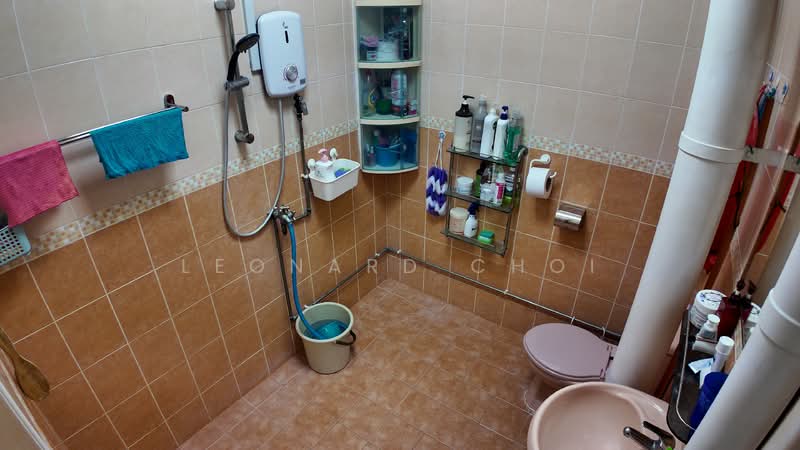 556 Jurong West Street 42 HDB Flat For Sale at S$ 718,000 | PropertyGuru Singapore - Bathroom
