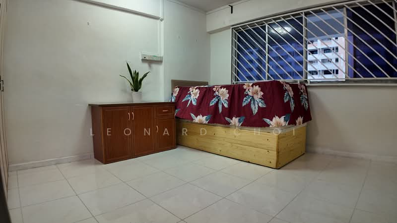 556 Jurong West Street 42 HDB Flat For Sale at S$ 718,000 | PropertyGuru Singapore - Bedroom