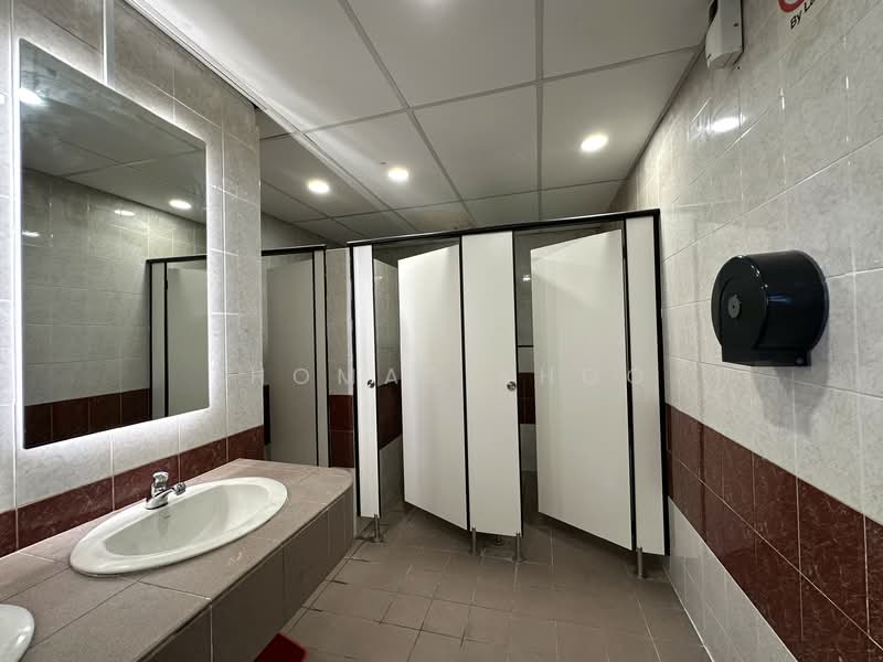 Golden Mile Tower, 6001 Beach Road, 7,999 sqft, Office For Rent, by Thomas Khoo, 500085876 - Bathroom - CommercialGuru.com.sg