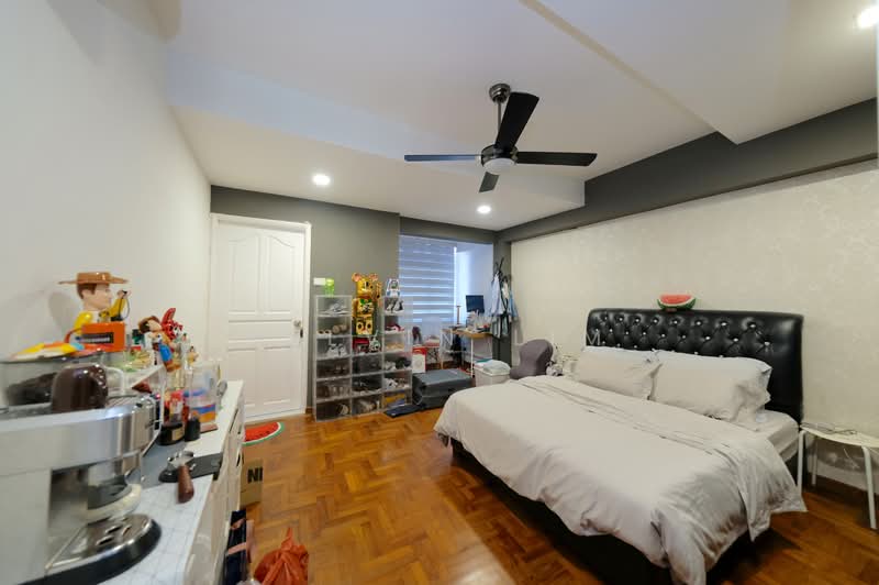 ⭐️Spacious Terrace Living at Meragi ⭐️ MRT, Spacious terrace , walk to mrt, park 2 cars. Bright with airwell built., 6 Bedrooms, 4,500 sqft, Terraced House For Sale, by Kelvin Lim, 500085894 - Bedroom - PropertyGuru.com.sg