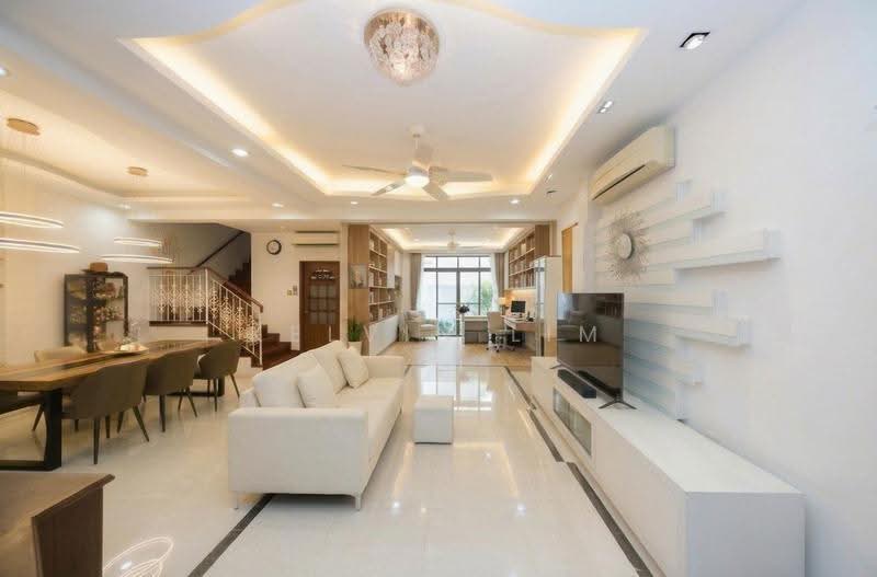 ⭐️Spacious Terrace Living at Meragi ⭐️ MRT, Spacious terrace , walk to mrt, park 2 cars. Bright with airwell built, Bedok / Upper East Coast, 6 Bedrooms, 4,500 sqft, Terraced House For Sale, by Kelvin Lim, 500085894 - Living Room - PropertyGuru.com.sg