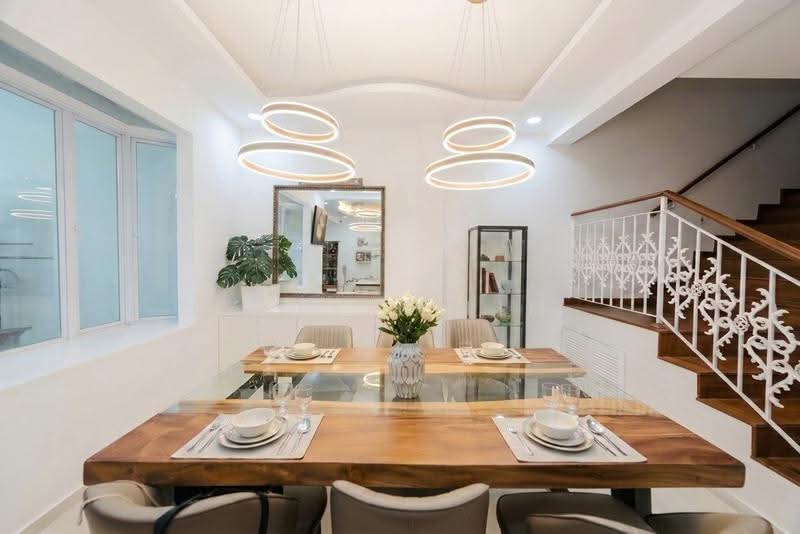 ⭐️Spacious Terrace Living at Meragi ⭐️ MRT, Spacious terrace , walk to mrt, park 2 cars. Bright with airwell built, Bedok / Upper East Coast, 6 Bedrooms, 4,500 sqft, Terraced House For Sale, by Kelvin Lim, 500085894 - Dining Room - PropertyGuru.com.sg