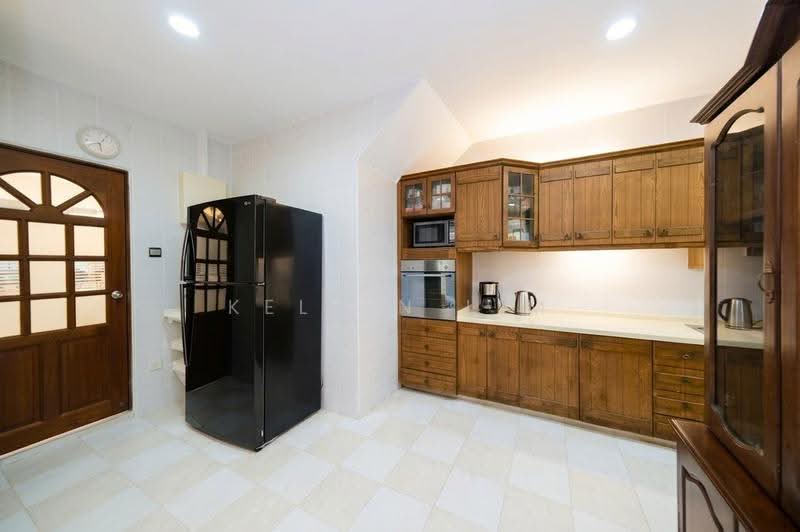 ⭐️Spacious Terrace Living at Meragi ⭐️ MRT, Spacious terrace , walk to mrt, park 2 cars. Bright with airwell built, Bedok / Upper East Coast, 6 Bedrooms, 4,500 sqft, Terraced House For Sale, by Kelvin Lim, 500085894 - Kitchen - PropertyGuru.com.sg