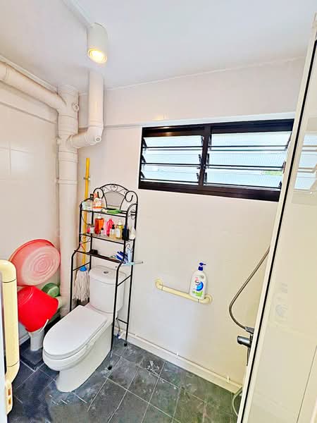 458 Tampines Street 42 HDB Flat For Sale at S$ 580,000 | PropertyGuru Singapore - Common Bathroom