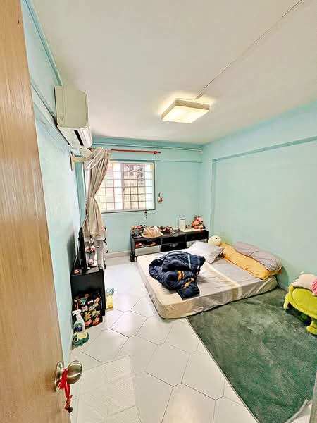 458 Tampines Street 42 HDB Flat For Sale at S$ 580,000 | PropertyGuru Singapore - Bedroom 2