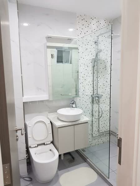 228 Pending Road HDB Flat For Sale at S$ 930,000 | PropertyGuru Singapore - Bathroom