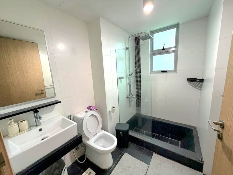Mackenzie 88 Apartment For Sale at S$ 1,550,000 | PropertyGuru Singapore - Master Bathroom