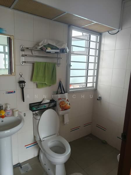 57 Teban Gardens Road HDB Flat For Sale at S$ 578,000 | PropertyGuru Singapore - Bathroom