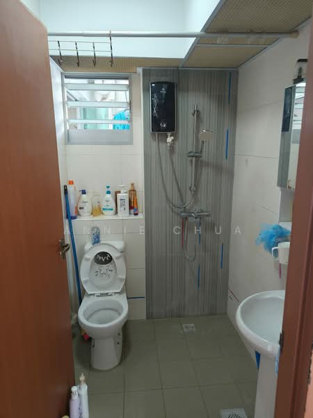 57 Teban Gardens Road HDB Flat For Sale at S$ 578,000 | PropertyGuru Singapore - Bathroom