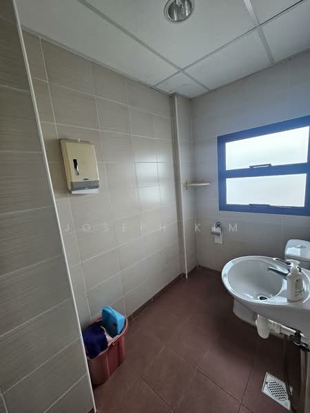 Tradehub 21, 18 Boon Lay Way, 4,166 sqft, Light Industrial (B1) For Sale, by Joseph Kim, 500085939 - Bathroom - CommercialGuru.com.sg