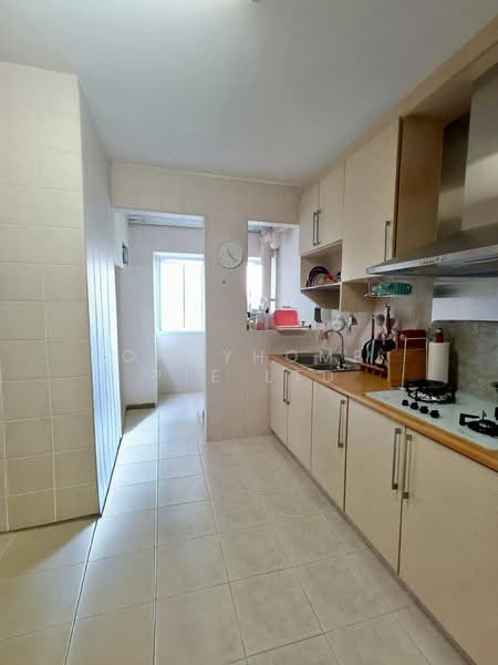 345 Tampines Street 33 HDB Flat For Sale at S$ 800,000 | PropertyGuru Singapore - Kitchen