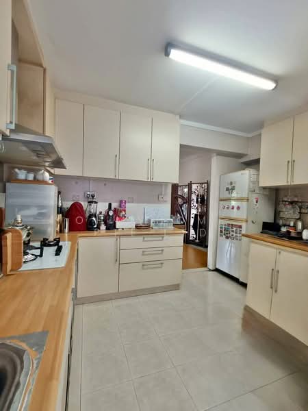 345 Tampines Street 33 HDB Flat For Sale at S$ 800,000 | PropertyGuru Singapore - Kitchen