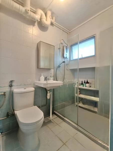 345 Tampines Street 33 HDB Flat For Sale at S$ 800,000 | PropertyGuru Singapore - Bathroom