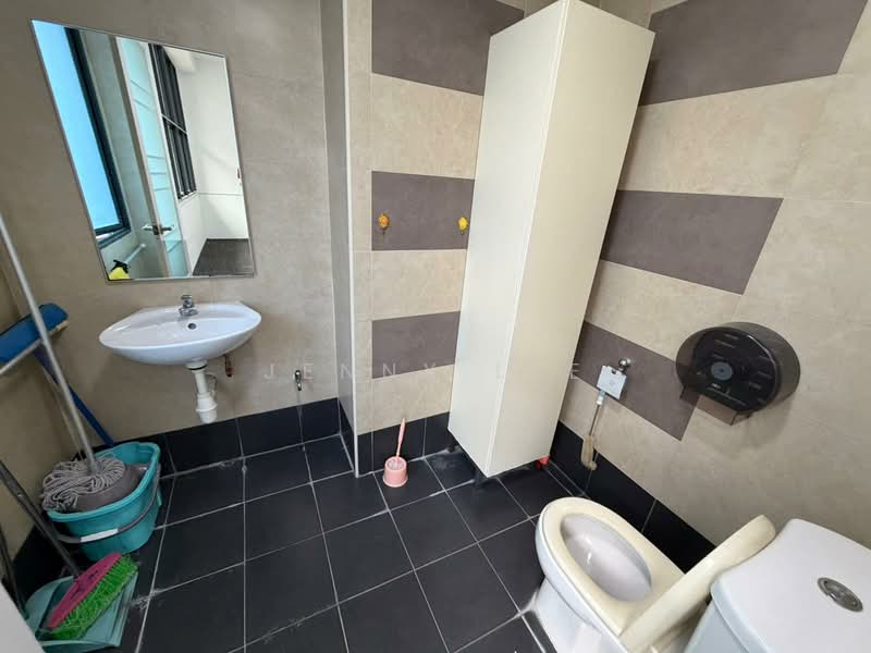 Midview City, 18 Sin Ming Lane, 1,432 sqft, Light Industrial (B1) For Rent, by Jenny Lee, 500085977 - Bathroom - CommercialGuru.com.sg