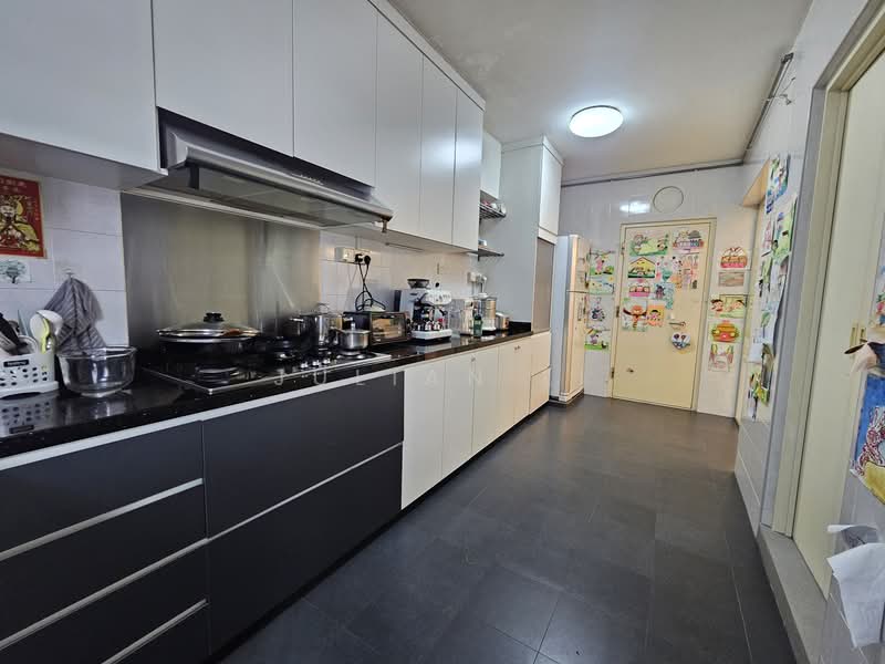 choa chu kang crescent HDB Flat For Sale at S$ 620,000 | PropertyGuru Singapore - Kitchen