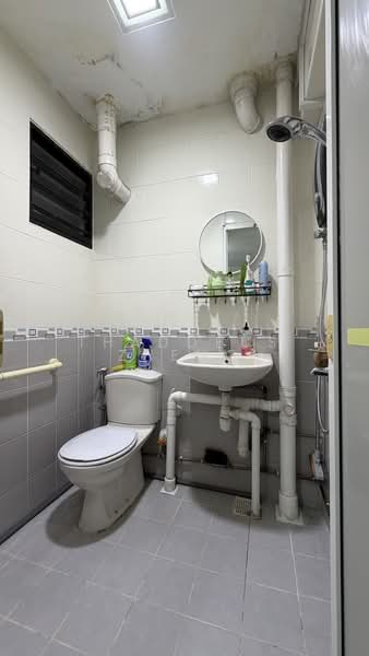 504 Ang Mo Kio Avenue 8, 504 Ang Mo Kio Avenue 8, 2 Bedrooms, 732 sqft, HDB Flat For Rent, by Thaddeus Zheng, 500086013 - Bathroom - PropertyGuru.com.sg