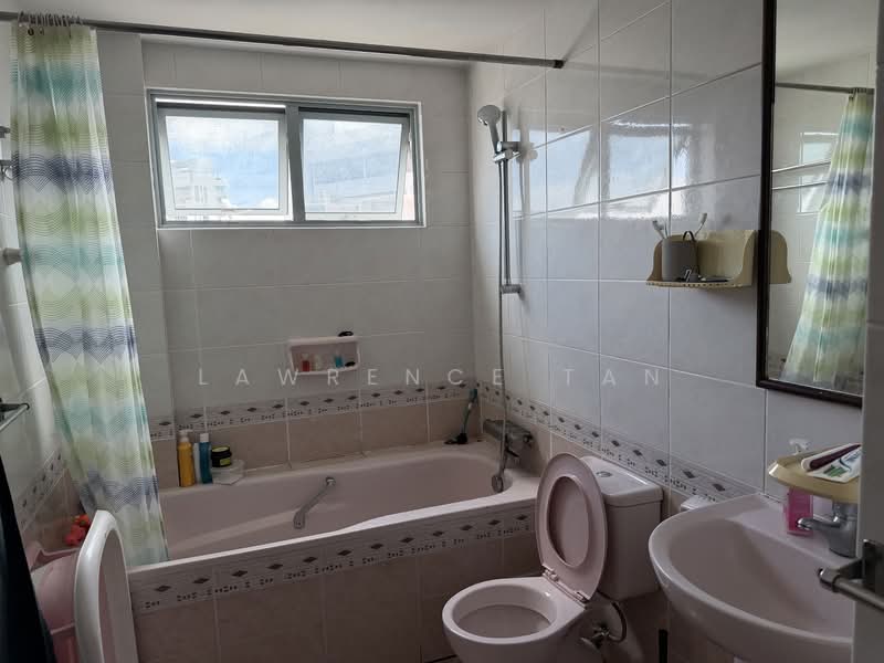 The Makena, 123 Meyer Road, 3 Bedrooms, 1,636 sqft, Condominium For Rent, by Lawrence Tan, 500086063 - Common Bathroom - PropertyGuru.com.sg