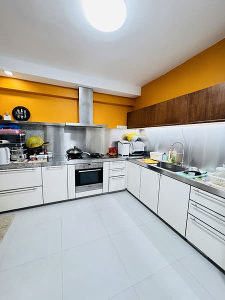 335 Jurong East Avenue 1 HDB Flat For Sale at S$ 788,000 | PropertyGuru Singapore - Kitchen