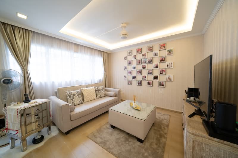 129 Bukit Batok West Avenue 6 HDB Flat For Sale at S$ 620,000 | PropertyGuru Singapore - Living Room