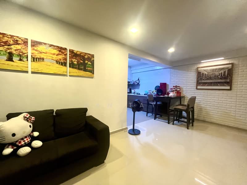 742 Woodlands Circle HDB Flat For Sale at S$ 580,000 | PropertyGuru Singapore - Living Room