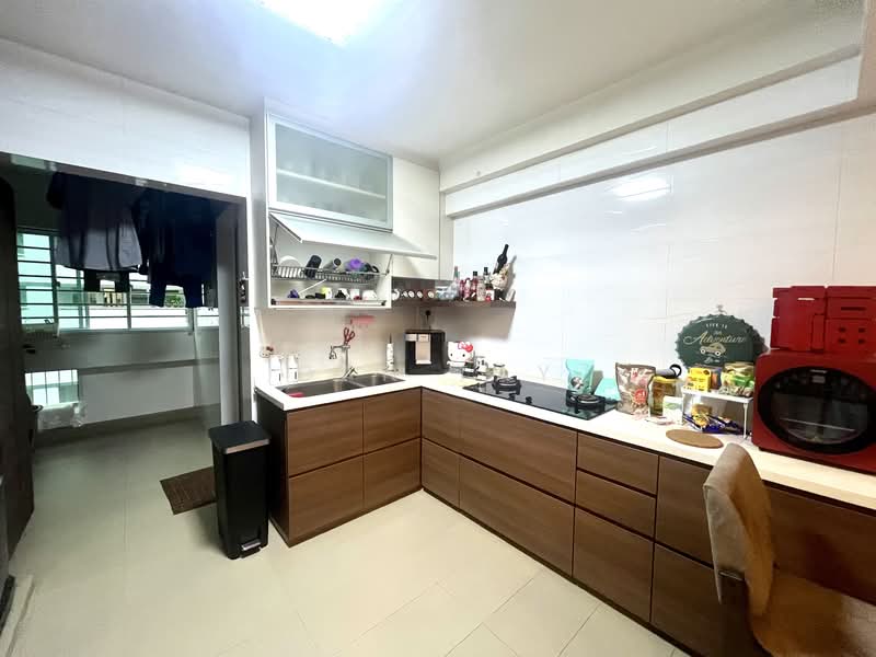 742 Woodlands Circle HDB Flat For Sale at S$ 580,000 | PropertyGuru Singapore - Kitchen