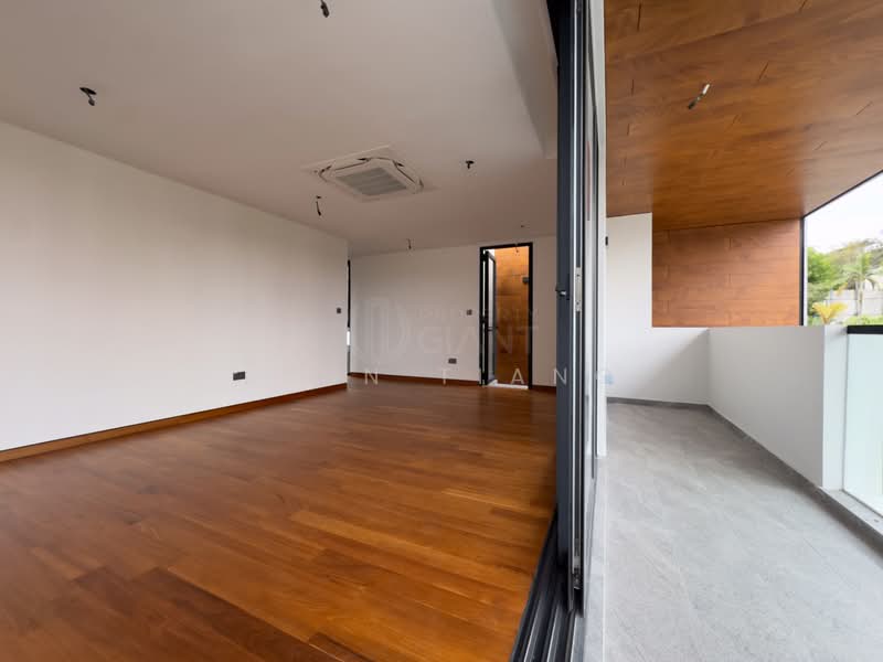 ❤️GIANT⚡️4 Levels Detached Bungalow in Braddell Heights Estate, Clifton Vale/ Sommerville Road/ Matlock Rise, 6 Bedrooms, 8,970 sqft, Bungalow House For Sale, by Lynn Tiang, 500086182 - Balcony - PropertyGuru.com.sg