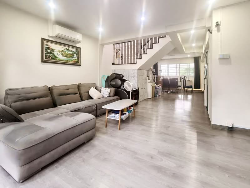 640 Hougang Avenue 8 HDB Flat For Sale at S$ 999,999 | PropertyGuru Singapore - Living Room