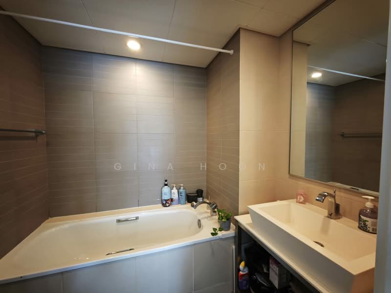 The Sail @ Marina Bay, 2 Marina Boulevard, 2 Bedrooms, 1,033 sqft, Condominium For Rent, by Gina Hoon, 500086298 - Bathroom - PropertyGuru.com.sg