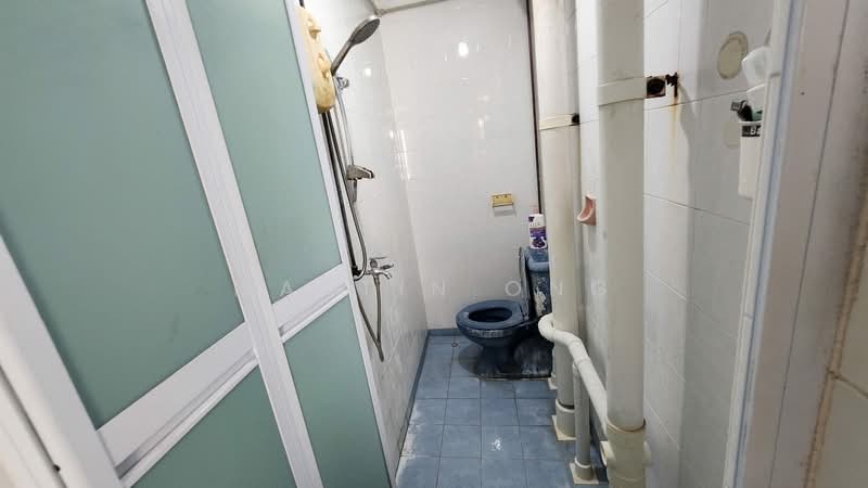 57 Lorong 5 Toa Payoh HDB Flat For Sale at S$ 328,000 | PropertyGuru Singapore - Bathroom
