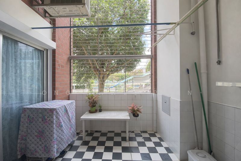 427 Hougang Avenue 6 HDB Flat For Sale at S$ 1,000,000 | PropertyGuru Singapore - Balcony