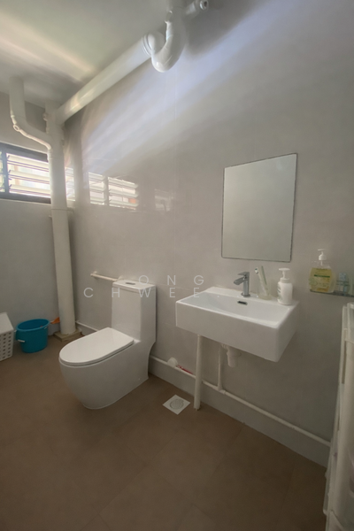 427 Hougang Avenue 6 HDB Flat For Sale at S$ 1,000,000 | PropertyGuru Singapore - Bathroom